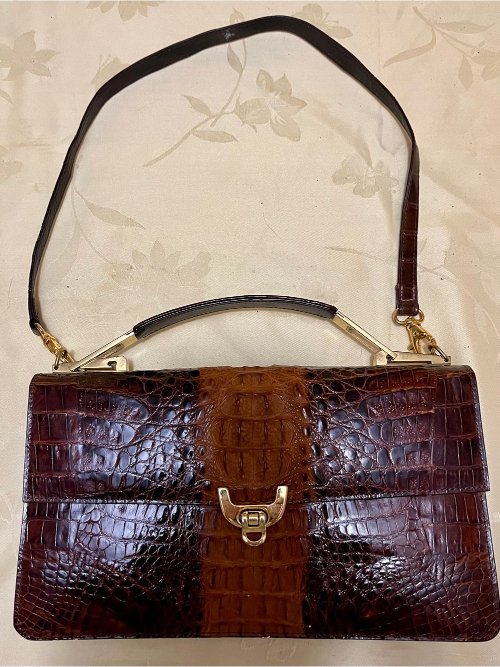 Beautiful Women’s Brown Crocodile Embossed Leather
Removable shoulder strap NWOT